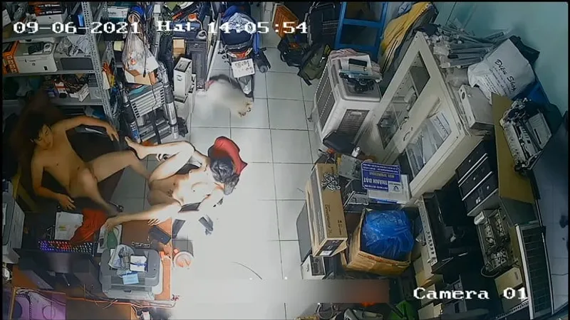 Vợ yêu gã chồng vụng trộm trong của cu máy tính