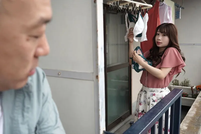 Gã nhà sát bên chuyên soi mói và cặp cô vợ anh xã thường xuyên rên la quá to