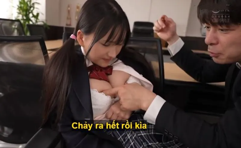 Trong suốt 3 năm, thầy giáo đã rèn luyện cô học trò ngực đẹp thành "cái bình đựng tinh"