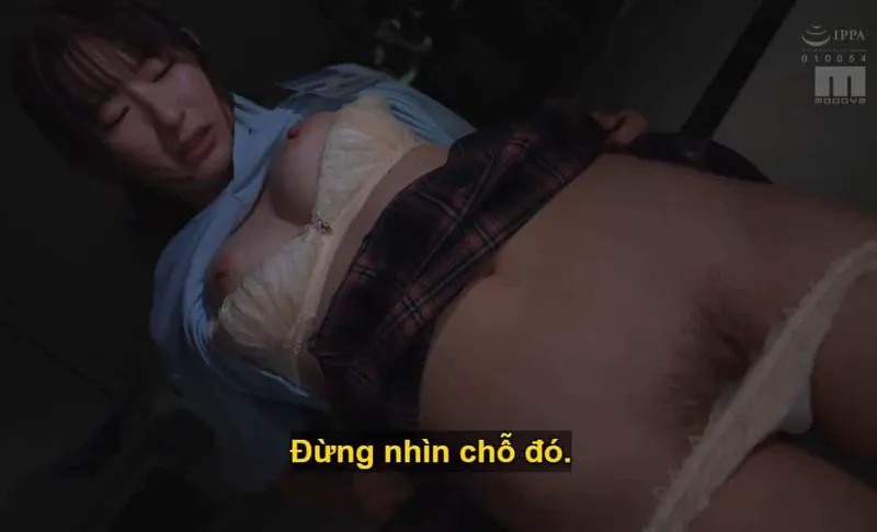 Người sếp đang mưu tính "làm tình" với cô nhân viên dưới quyền kiêu kỳ, lười nhác, suốt ngày chỉ chăm chăm nhắn tin yêu đương.